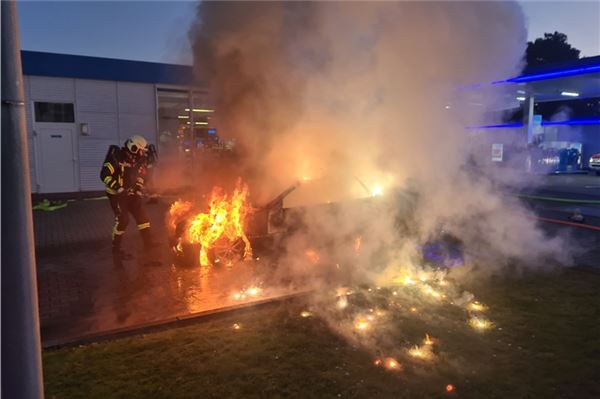 Das Auto stand bei Eintreffen der Einsatzkräfte in Vollbrand.