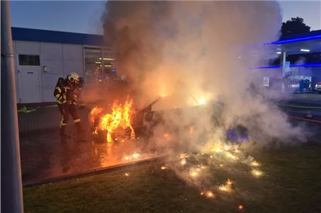Das Auto stand bei Eintreffen der Einsatzkräfte in Vollbrand.