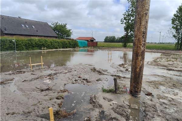 Wasserrohrbruch in Hinte: Leitung mit Ramme beschädigt Das Baugrundstück in Hinte steht unter Wasser, in der Nachbarschaft sank der Wasserdruck.