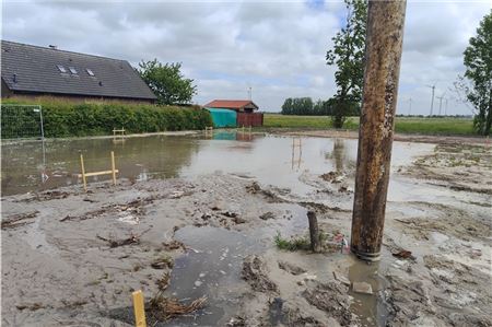 Das Baugrundstück in Hinte steht unter Wasser, in der Nachbarschaft sank der Wasserdruck.