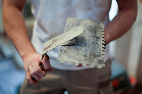 Das Bauhandwerk leidet unter den hohen Zinsen und den daraus folgenden Stornierungen von Bauvorhaben.