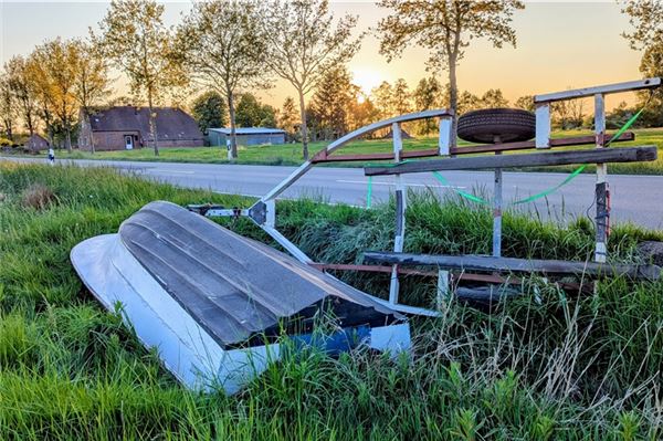 Boot „strandet“ in Großheide Ein umgekipptes Boot liegt auf der Seite der Straße Königsweg in Großheide. Der Anhänger liegt daneben.
