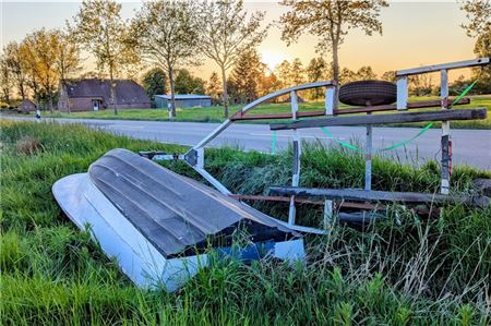 Ein umgekipptes Boot liegt auf der Seite der Straße Königsweg in Großheide. Der Anhänger liegt daneben.