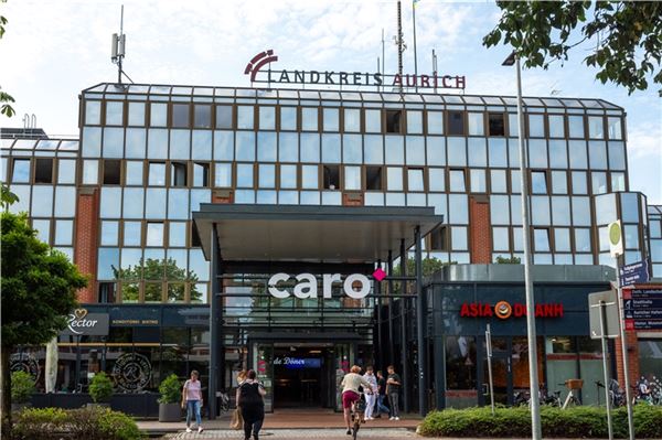 Das Caro in Aurich setzt fortan auf ein Parksystem ohne Schranken und physische Parkscheine. Archivfoto: Ute Bruns