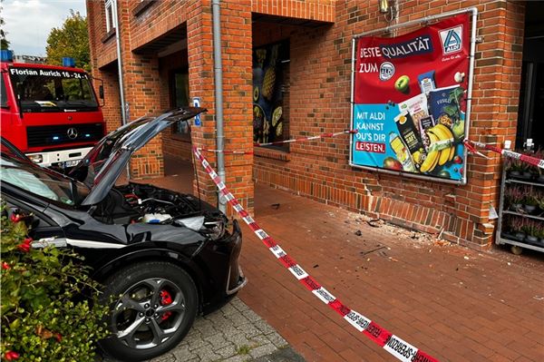 Das Fahrzeug krachte mit Schwung in die Hauswand.