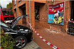 Das Fahrzeug krachte mit Schwung in die Hauswand.