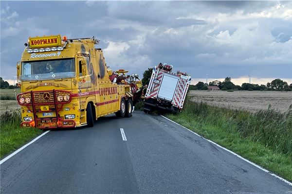 Löschfahrzeug rutscht in Dornum von der Fahrbahn Das Fahrzeug musste mit zwei speziellen Schleppfahrzeugen aus dem Graben gezogen werden.