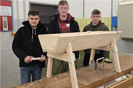 Das Fertigen des Kälbertrogs in Teamarbeit bildete für Julian (v. l.), Marvin und Elias die Abschlussarbeit des Tages, danach ging es um die abschließende Bewertung.