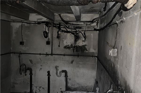 Das Feuer, ausgegangen von einer Waschmaschine, beschädigte auch die Verkabelung im Keller. Fotos: Christian Walther