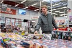 Das Feuerwerksangebot lockt Norder in die hiesigen Geschäfte.