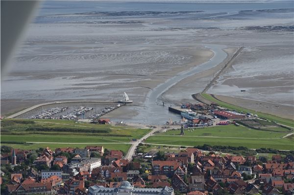 Das Frachtterminal im Juister Hafen (rechts). Die Wohnungsbaugesellschaft will sich um den Auftrag bewerben und will dadurch eine „Monopolstellung“ aufbrechen.