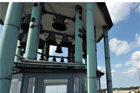 Das Glockenspiel im Emder Rathaushausturm hat sich zwei Nächte lang selbstständig gemacht.