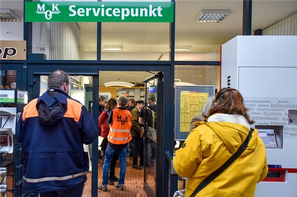 Das grüne Schild über der Eingangstür zeigt, was jetzt im Bahnhof Norden zu finden ist: der neue MKO Servicepunkt.