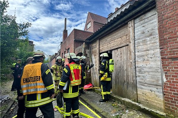 Das hätte böse enden können: In dieser Holzhütte in der engen Graf-Edzard-Straße brannte es. Die Feuerwehr hatte die Situation schnell im Griff.