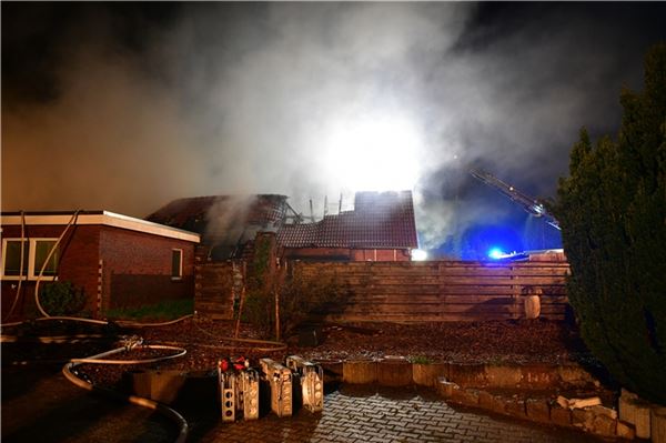 Familie rettet sich aus brennendem Haus in Upgant-Schott