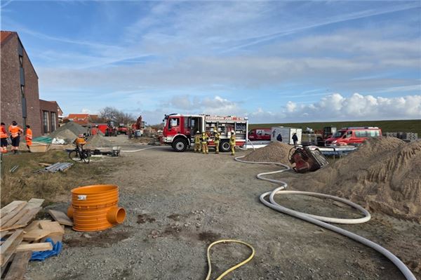 Das im Bau befindliche Feuerwehrhaus auf Juist war der Einsatzort. Dämmmaterial war in Brand geraten.