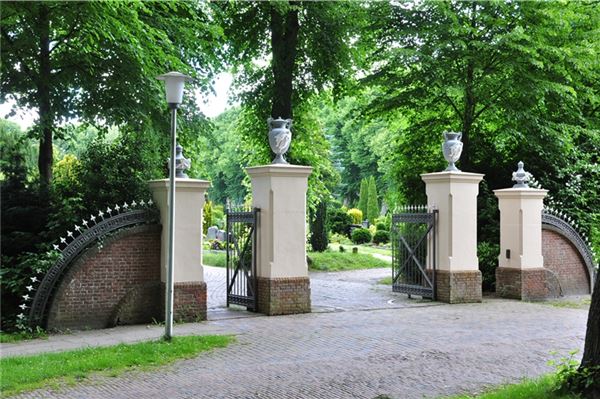 Das imposante Tor markiert den Eingang zum Parkfriedhof.