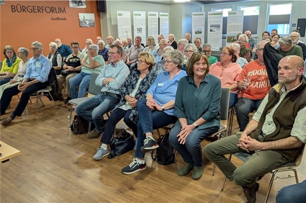 Interesse am Wolf ungebrochen – Küstenfrauen informieren Das Interesse am Dienstag war groß: Fast alle Plätze im Bürgerforum waren besetzt. Foto: Merlin Klinke
