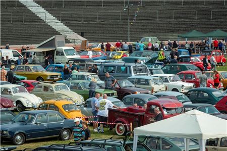 Das Motodrom in Halbemond war am Sonntag Anlaufpunkt für Oldtimer-Fans aus dem ganzen Nordwesten. Fotos: Meret Edzards-Tschinke