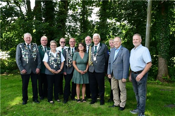 Das neue Königshaus Forlitz, von links nach rechts: Johann Boekhoff, KSV-Vorsitzender Jann Rosenboom, Kronprinzessin Gesine Boekhoff, Vorsitzender Johann Harms, Adjutant Hartmuth Harms (Silberne Ehrennadel KSV), Prinzessin Nicole Harms, Sportleiter Johann Harms (Silberne Ehrennadel KSV), König Cornelius Peters, Jugendkönig Tim Göhn, stellvertretender Bürgermeister Dieter Dirksen und Ortsvorsteher Harald Harms. Foto: privat