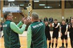 Das Objekt der Begierde. Das Team „Sparta2020“ feiert und jubelt, während die Trainer den Pokal in die Höhe strecken. Fotos: Edzards-Tschinke