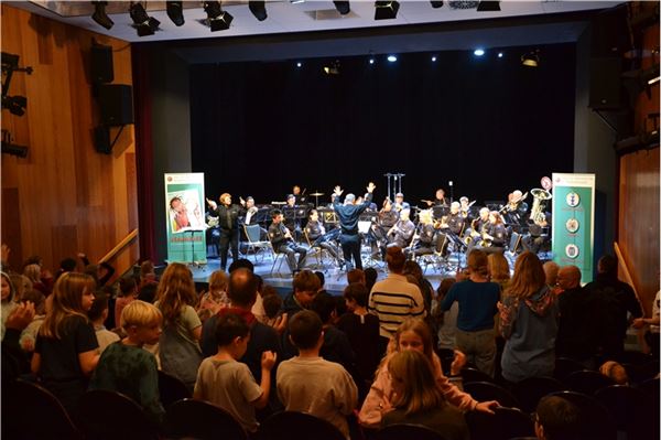Das Orchester bindet die Schülerinnen und Schüler aktiv in die Aufführung ein.