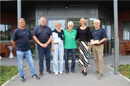 Das Orga-Team von „Berumbur rockt“ überreichte Miriam Glave und zwei Ehrenamtlichen die Spende am Hospiz in Hage: Horst Benz (v. l.) , Udo Schmidt, Irmgard Fischer, Habbo Appelhoff sowie Miriam Glave und Heiko Zimmer. Foto: Silvia Cornelius