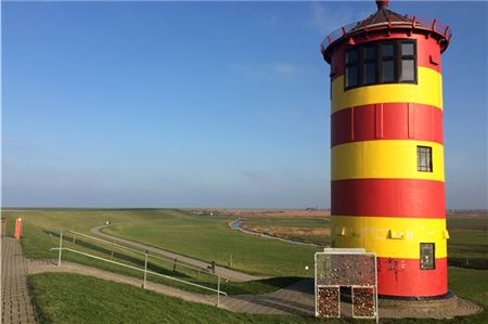 Das Parken am Pilsumer Leuchtturm soll künftig einfacher funktionieren. Foto: Stefan Bergmann