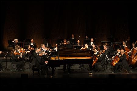 Das Philharmonische Kammerorchester Wernigerode unter seinem Dirigenten Christian Fitzner und Matthias Kirschnereit bereiteten dem Publikum zum Auftakt der Gezeitenkonzerte in Emden einen genussvollen Abend. Foto: Karlheinz Krämer
