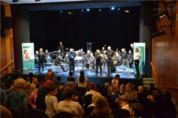 Das Polizeiorchester Niedersachsen präsentiert den Schülern die musikalische Geschichte „Namene“. Foto: Verena Pfaff