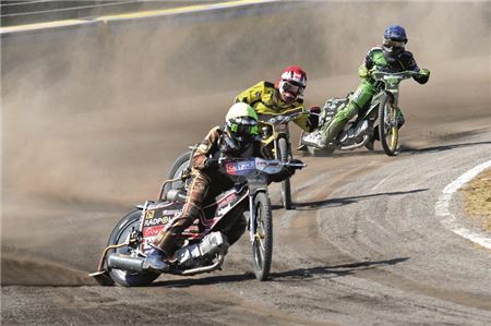 Das Rennen des Jahres am Pfingstsonntag im Motodrom Halbemond. Der 2,20 Meter große Störtebeker Superpokal des MC Norden ist bei den internationalen Fahrern begehrt. Foto: KURIER-Sport