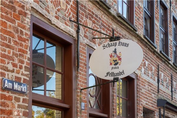„Wir lieben unsere Schaffelle“ Das Schaap Huus Am Markt 12 in Norden.