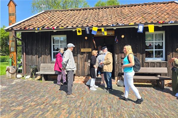 Das schöne Wetter lockte viele Besucher zum Mühlenmuseum nach Dornum. Der Mühlenimbiss war bereits um 15 Uhr ausverkauft. Foto: Silvia Cornelius