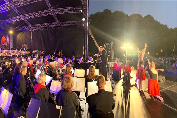 Das Stadtorchester präsentiert ausgewählte Lieder vor dem großen Publikum im Schlosspark. Foto: Martin Stromann