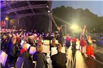 Das Stadtorchester präsentiert ausgewählte Lieder vor dem großen Publikum im Schlosspark. Foto: Martin Stromann