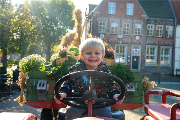 Das Steuer schon fest im Griff: der zweijährige Tammo.