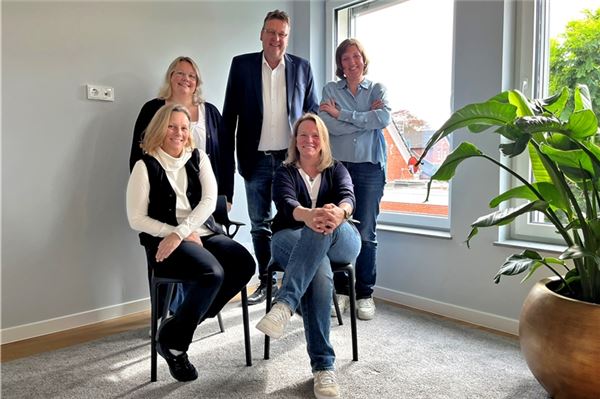 Das Team der Claashen Mietverwaltung (v. l.) :Vera Hedemann und Stefanie Tatjes, vorn, Nina Lottmann, Hartmut Janssen, Tanja Kannegießer hinten.