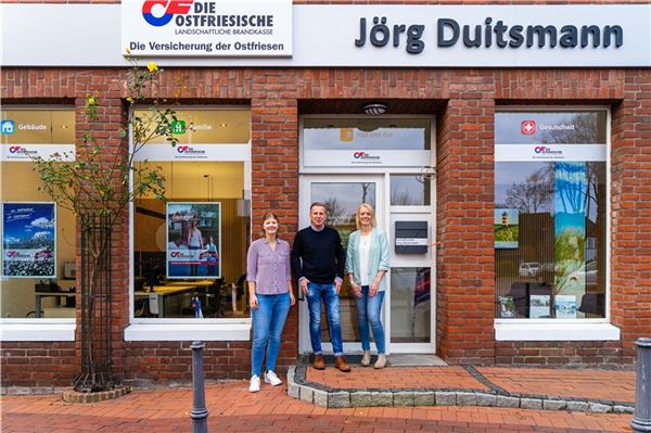 Das Team der Geschäftsstelle Jörg Duitsmann vor den neuen Räumlichkeiten. 