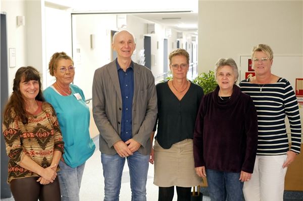 Das Team der Psychiatrischen Institutsambulanz in Norden rund um Oberarzt Dr. Arne-Dietrich Esse (3. v. l.) baut die ambulante psychiatrische Betreuung in Norden aus. Foto: Trägergesellschaft
