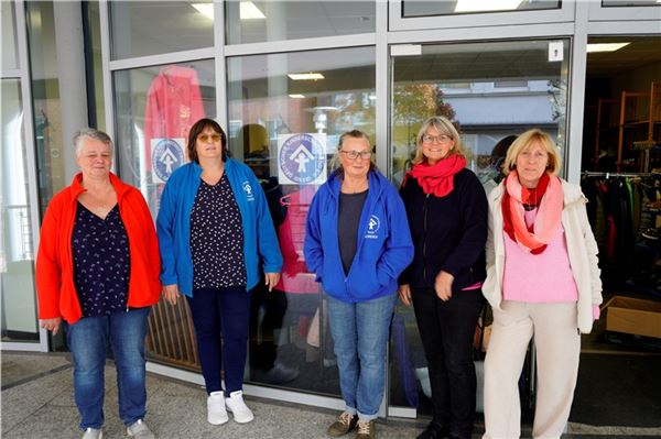 Das Team des Kleiderlädchens engagiert sich teils seit Jahrzehnten für die Bedürftigen.