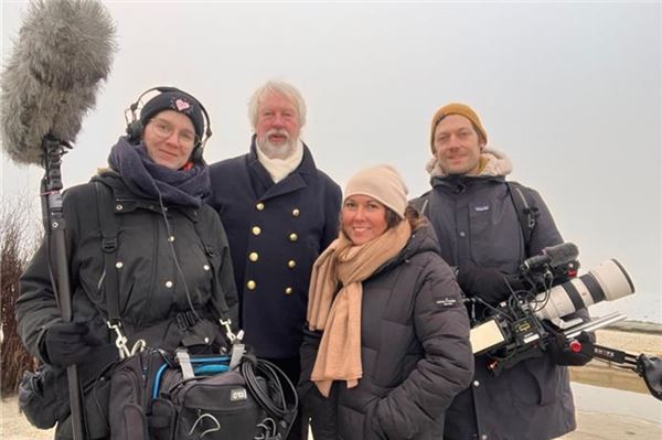 Das Team und der Autor (2. v. l.) bei den Dreharbeiten am Strand von Neßmersiel. Foto: privat