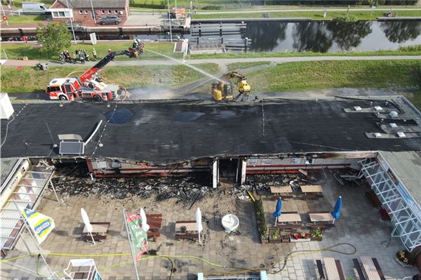 Alte Bekannte sitzen in Aurich auf der Anklagebank Das Van-Ameren-Bad in Emden wurde bei dem Brand schwer beschädigt. Foto: Feuerwehr