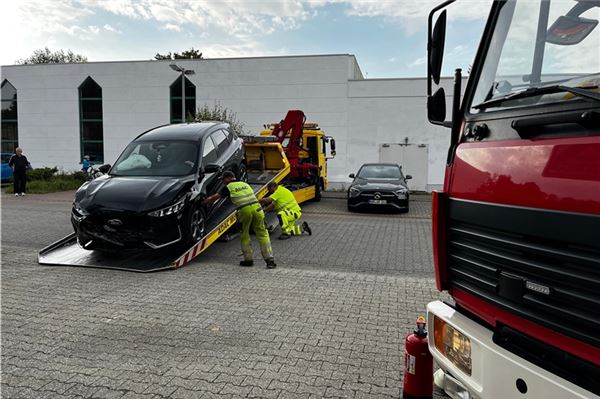 Das Verunfallte Fahrzeug wird abgeschleppt.