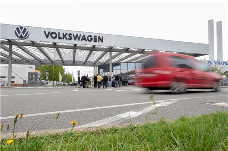 tuDas VW-Werk in Zwickau. Einst Leuchtturm der E-Auto-Produktion. Doch jetzt verliert es seinen Status, Teile der Produktion werden in andere Werke verlagert.