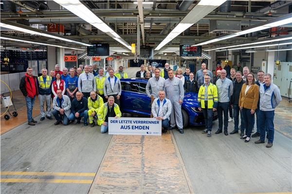 Das war‘s: Dieser blaue Arteon ist der letzte Wagen mit Verbrennermotor, der im Emder Volkswagenwerk gebaut wurde.