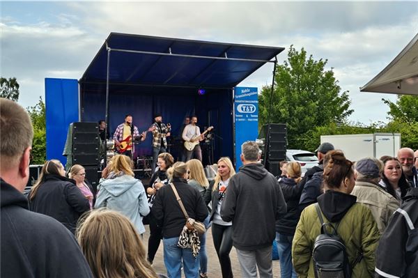 Das Wetter war wechselhaft; die Besucher genossen jedoch bei einem kühlen Bier und guter Verpflegung den Auftritt der Band. Foto: Silvia Cornelius