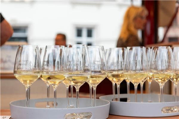 Das Wirtschaftsforum Norden lädt ab dem 2. Juli zum Weinfest auf den Torfmarkt ein. Foto: Meret Edzards-Tschinke