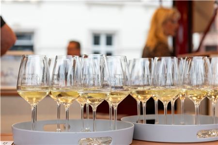 Das Wirtschaftsforum Norden lädt ab dem 2. Juli zum Weinfest auf den Torfmarkt ein. Foto: Meret Edzards-Tschinke