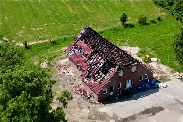 Zwei Großbrände in Hagermarsch - War es Brandstiftung? Das Wohnhaus war zum Brandzeitpunkt unbewohnt. Es gilt jetzt als komplett zerstört.