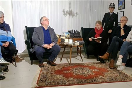 Das „Wohnzimmer“ des Ostfriesischen Krimimuseums bot den Besuchern die perfekte Erzähl-Kulisse am Vorleseabend.